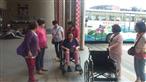 志工伙伴練習推動輪椅