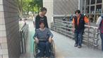 志工練習推動輪椅